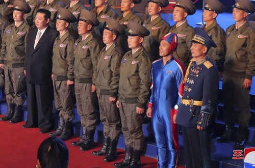 Kim Çen Inın yanında görünən “Şimali koreyalı Kapitan Amerika” hər kəsi güldürdü - FOTO/VİDEO