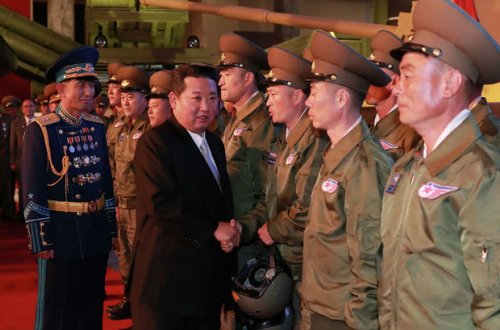 В КНДР военные показали лидеру страны умение ломать головой бетон - ВИДЕО