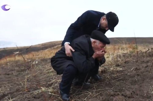 Şükür Həmidovun atası oğlunun şəhid olduğu yeri öpdü - VİDEO