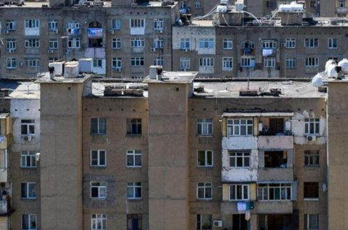 Köhnə binalarda dözülməz vəziyyət - Səsdən evdə rahat oturmaq olmur - VİDEO