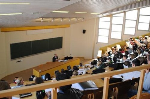 Azərbaycanda tələbələrdə koronavirus aşkarlandı: Təhsil distant olacaq