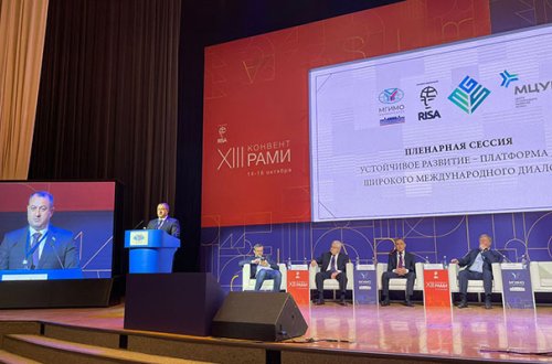 Adil Əliyev Moskvada XIII Konventdə çıxış etdi - Fotolar