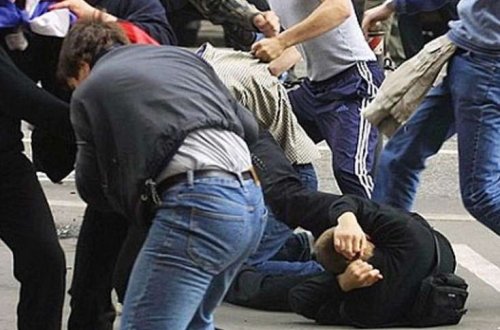 Массовая драка возле станции метро в Баку: есть раненый