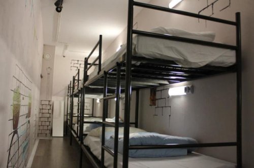 Paytaxtdakı hosteldə müəmmalı ölüm