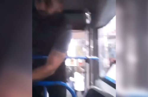 В Баку между водителями автобуса и Toyota произошел конфликт - ВИДЕО