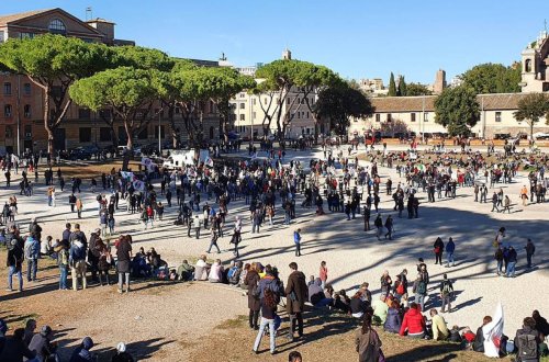 Romada COVID-19 sertifikatlarına qarşı növbəti etiraz nümayişi keçirilib