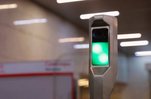 Kart əvəzinə üzlərini göstərərək, metroya minməyə başladılar - VİDEO