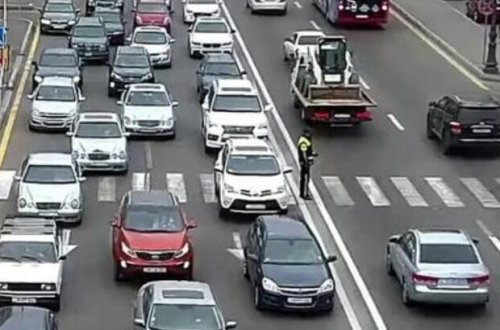 Bakıda ŞOK OLAY – Sürücü ona yol verməyən şəxsi svetaforda saxlayıb yerə yıxdı, bıçaqla…