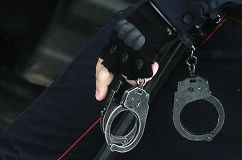 Polis əməkdaşı cinsi azlığı şantaj etdiyi üçün saxlanıldı