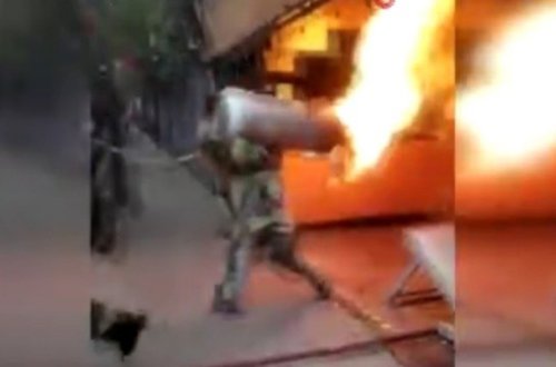 Yanğınsöndürən bu cəsarətinə görə alqış topladı - Video