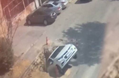 Bakıda qeyri-adi qəza: Sürücü avtomobili dərin çuxura saldı - VİDEO
