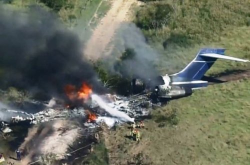 В США самолет с пассажирами развалился на части при взлете - ВИДЕО