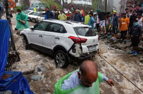 Aramsız yağışlar Hindistanda onlarla insanın həyatına son qoyub - VİDEO