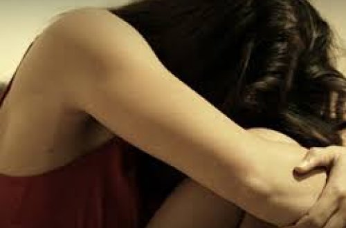 Yolda tanış olub evinə getdikləri məktəbli qızları qaraçılar zorladı