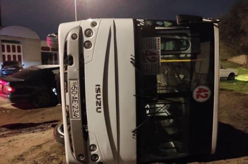 Sumqayıtda minik avtomobili ilə toqquşan avtobus aşdı - FOTO