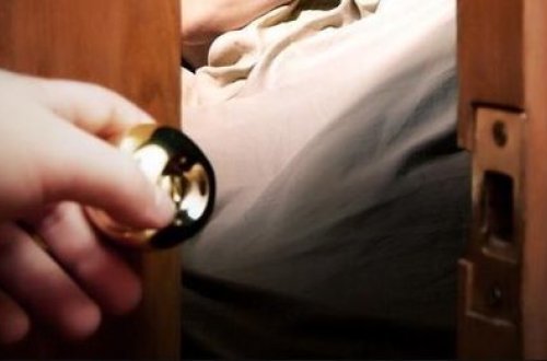 Azərbaycanda kişi arvadını başqası ilə tutdu - VİDEO