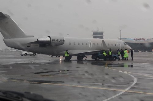Bakıdan Qazaxıstana uçan təyyarə maşınla toqquşdu - Video