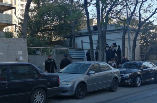 Bakının mərkəzində narkomanların yuvasına çevirilən ərazi təmizlənir (FOTOVİDEO)