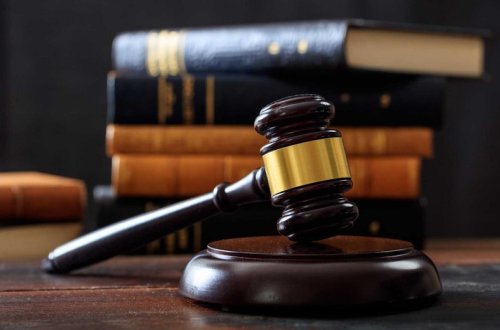 Bakıda ərini boğaraq qətlə yetirən şəxsin məhkəməsi başlayır