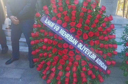 Президент и первая леди отправили венок на похороны Джанали Акберова