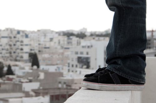 В Баку 18-летний парень бросился с крыши девятиэтажного здания