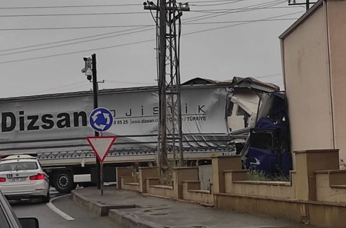 В Баку по вине грузовика произошло ДТП - ОБНОВЛЕНО + ВИДЕО