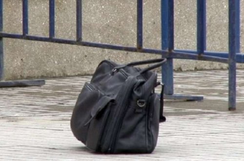 Küçəni süpürərkən çanta tapdı: Zibilliyə atmaq istədi... - Açıb içinə baxanda İNANMADI / VİDEO