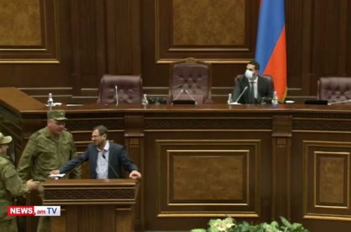 Ermənistan parlamentində qalmaqal: Deputatın qollarını burub zaldan çıxardılar - VİDEO