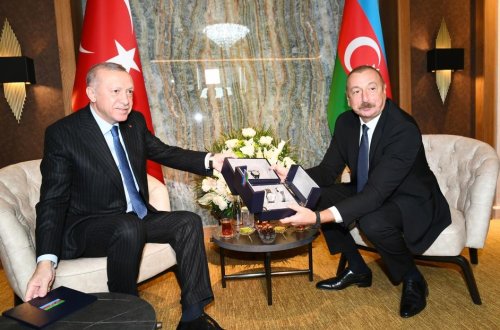 Ərdoğan Azərbaycan Prezidentinə üzərində Xarıbülbül təsviri olan saatlar hədiyyə edib -FOTO