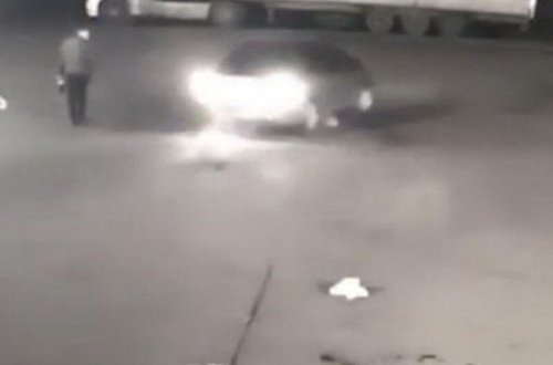 Prokuroru maşına bağlayıb sürüdülər - ŞOK VİDEO