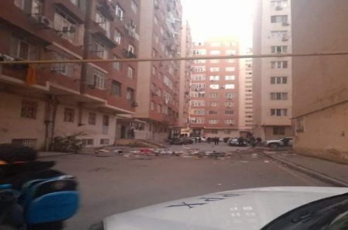 Abşeronda ev əşyalarını balkondan tullayan qadın polisə çağırılıb