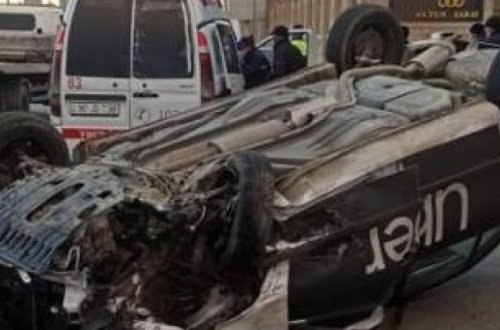 Bakıda ağır yol qəzası: Taksi aşdı, yaralılar var (FOTO)