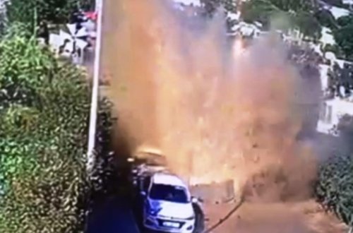 Yolun altından keçən su xətti bomba kimi partladı - VİDEO