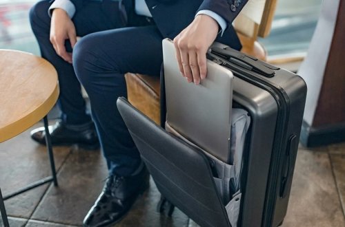 Azərbaycanda vəzifəli şəxs işdən çıxaraq xaricə köçüb