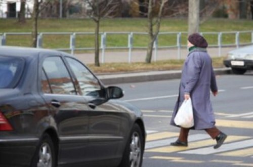 Ağsuda 65 yaşlı qadını avtomobil vurub