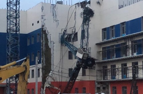 Şanxayda kranın uçması nəticəsində ölən və yaralananlar var