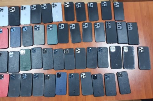 Çantasında 47 ədəd mobil telefon keçirmək istədi - Foto