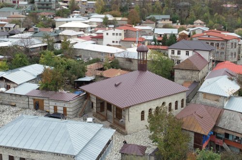 Prezident və birinci vitse-prezident Lahıcda məsciddə görülən işlərlə tanış olublar