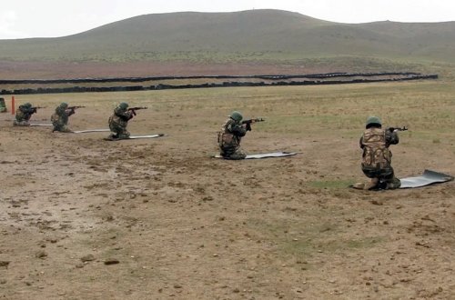 Hərbi təlim toplanışına cəlb edilən hərbi vəzifəlilər praktiki atışlar yerinə yetiriblər -VIDEO