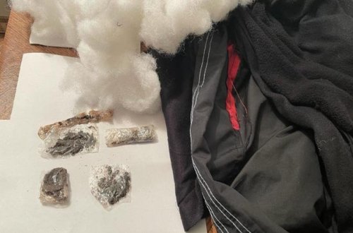 Təcridxanada paltarın astarında narkotik keçirməyə cəhd olunub