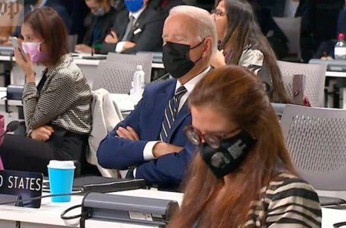 Bayden Qlazqoda konfrans zamanı yuxuladı - Video