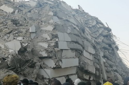 Nigeriyada 21 mərtəbəli bina çöküb, onlarla insan dağıntılar altında qalıb -FOTO