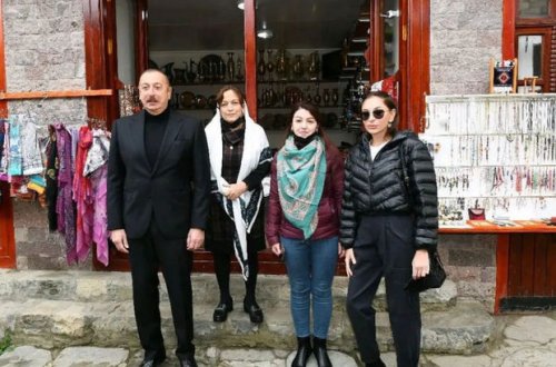 İlham Əliyev və Mehriban Əliyeva Lahıc sakinləri ilə şəkil çəkdirib – FOTO