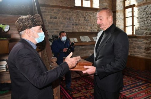 Prezident İlham Əliyevə Lahıcdakı Bədöyün məscidində “Qurani-Kərim” hədiyyə olunub  - FOTO