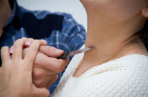 В Баку женщине перерезали горло