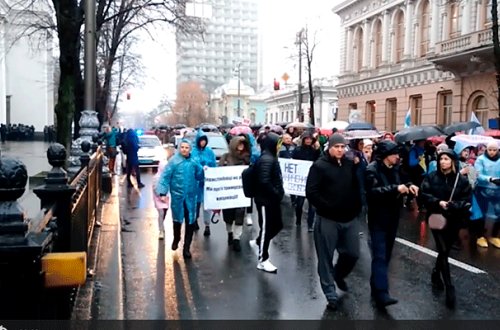 Ukraynada yüzlərlə insan peyvənd məcburiyyətinə etiraz etdi