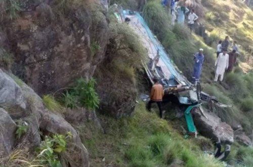 Pakistanda sərnişinlə dolu avtobus dərəyə yuvarlandı: 23 həlak olub - FOTO