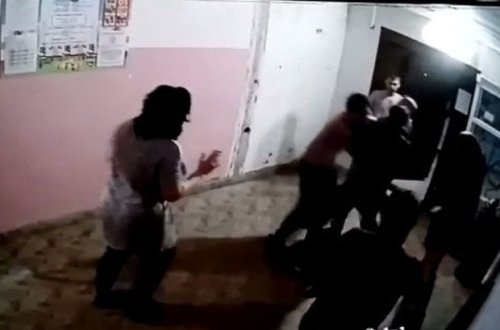 Onları sakitliyə riayət etməyə dəvət edən binanın sakinini döyərək öldürən gənclərə hökm oxundu - VİDEO