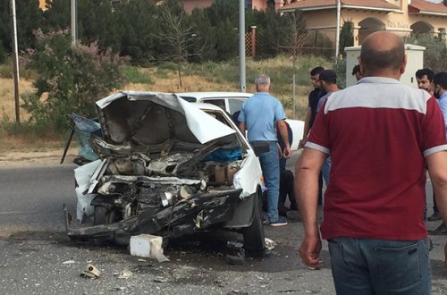 Avtomobil dayanacağa çırpıldı, 2 nəfər xəsarət aldı
