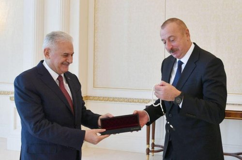 Binəli Yıldırım Prezident İlham Əliyevə təsbeh hədiyyə edib